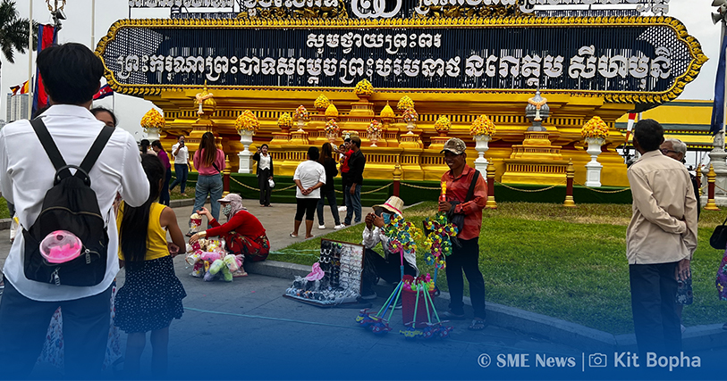 ទិដ្ឋភាព«អាជីករលក់ដូរ»នៅមុខវាំង នាចុងសប្តាហ៍