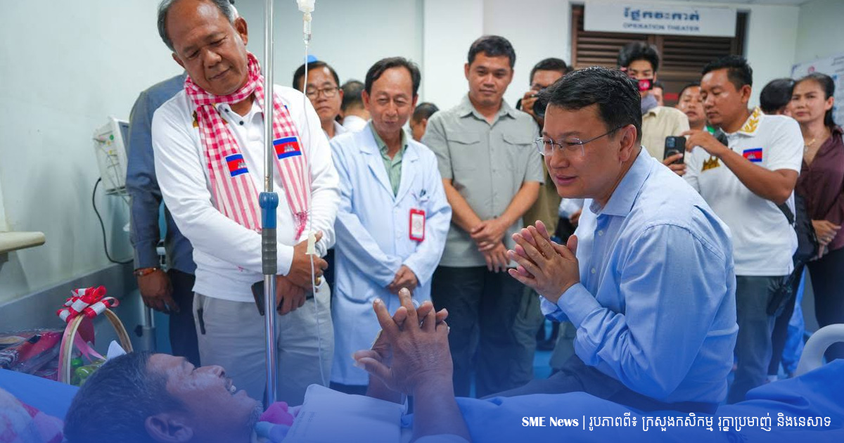ឯកឧត្តមរដ្ឋមន្ត្រី ឌិត ទីណា អញ្ជើញសួរសុខទុក្ខកងទ័ពរងរបួស នៅមន្ទីរបង្អែកស្រុកមង្គលបូរី ខេត្តបន្ទាយមានជ័យ